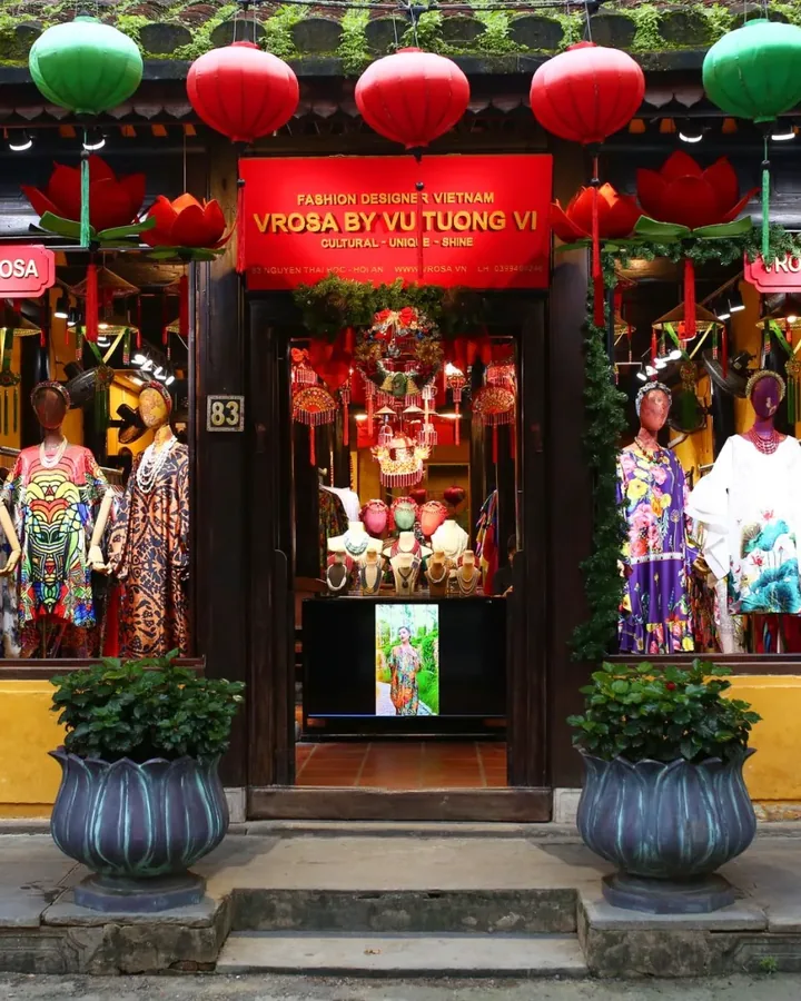 Khách mặc áo dài may đo