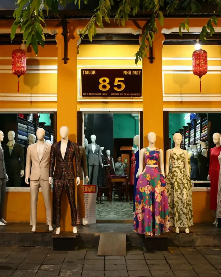 Khách mặc áo sơ mi công sở
